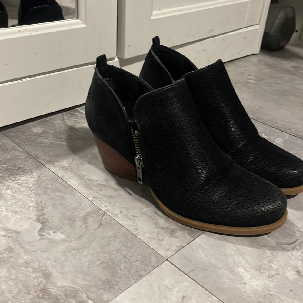 Baretraps Rianne size 6m worn 3 times like new.